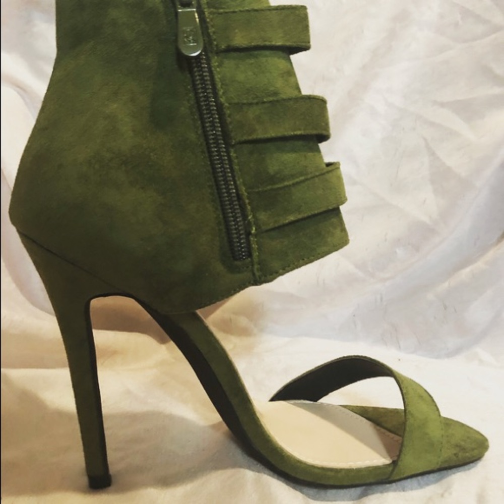 🌸Olive Green Buckled Heels Sz 8🌸